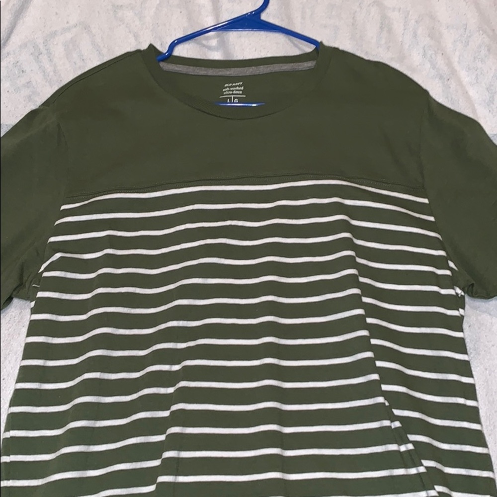 Men’s old navy green striped tee shirt